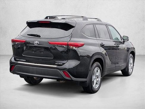 Used 2023 Toyota Highlander LE image 5