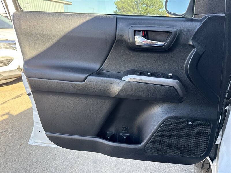 Used 2016 Toyota Tacoma TRD Sport AWD/4WD image 18