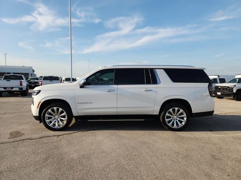 Used 2025 Chevrolet Suburban Premier RWD image 4