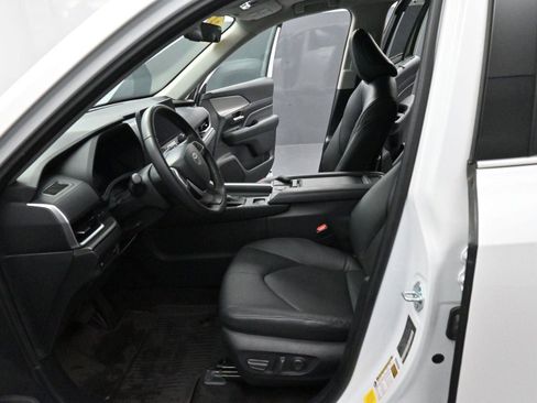 Used 2024 Toyota Grand Highlander XLE image 13