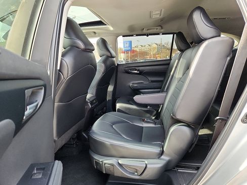 Used 2024 Toyota Highlander XLE image 10