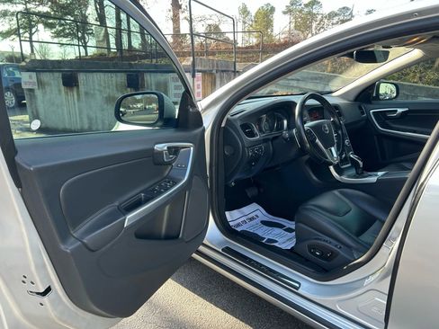 Used 2016 Volvo S60 T5 Premier w/ Convenience Package image 18