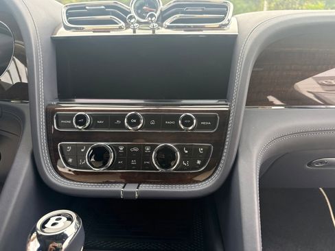 Used 2025 Bentley Bentayga AWD/4WD image 18