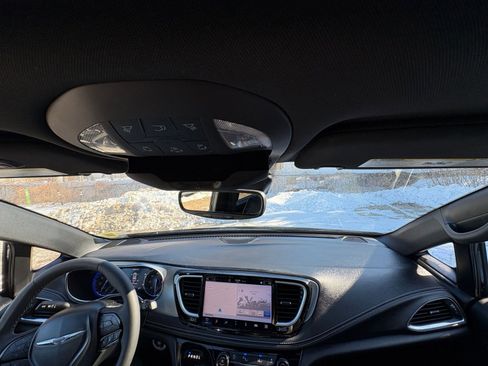 Used 2025 Chrysler Pacifica Limited image 33