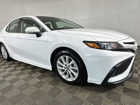 Used 2024 Toyota Camry SE FWD image 2
