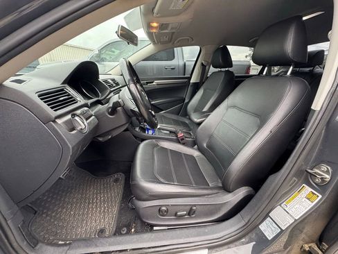 Used 2018 Volkswagen Passat 2.0T R-Line w/ R-Line Lighting Package FWD image 10