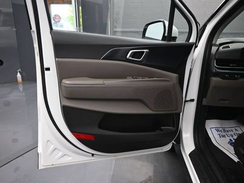 Used 2025 Kia Carnival FWD image 11