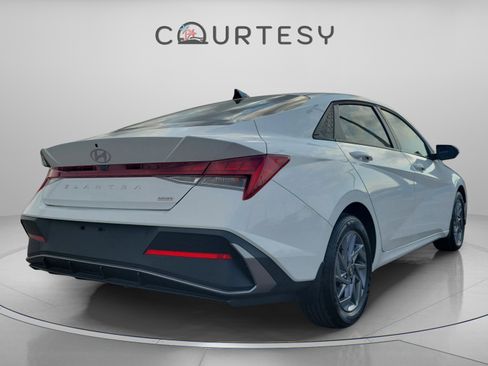 Used 2025 Hyundai Elantra Blue image 4