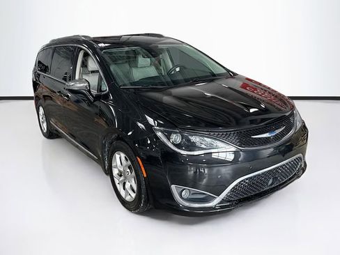 Used 2018 Chrysler Pacifica Limited w/ Advanced Safetytec Group image 3