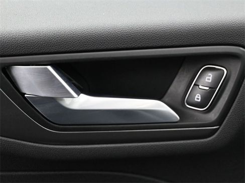 Used 2023 Ford Escape SE image 9