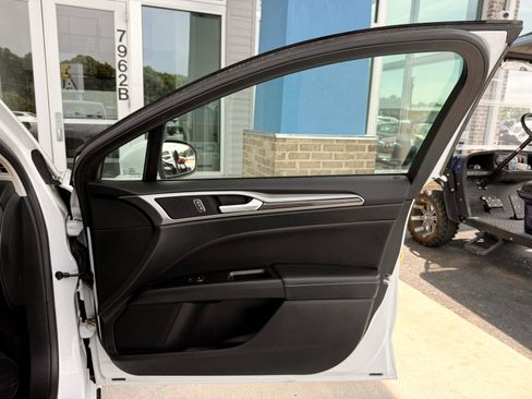 Used 2018 Ford Fusion SE w/ Equipment Group 602A FWD image 18