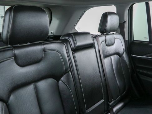 Used 2023 Jeep Grand Cherokee Limited w/ Luxury Tech Group II AWD/4WD image 28