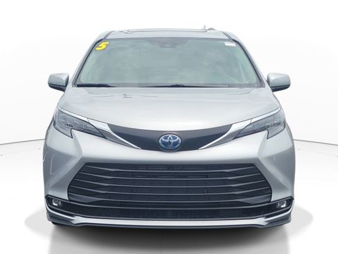 Used 2025 Toyota Sienna XLE FWD image 2