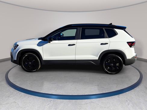 New 2026 Volkswagen Taos SE FWD image 8