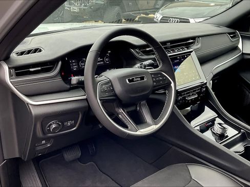 New 2025 Jeep Grand Cherokee Altitude image 8