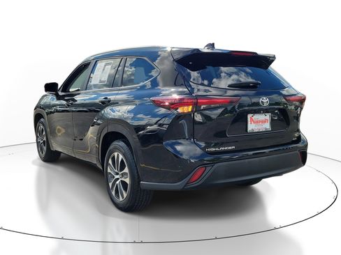 Used 2024 Toyota Highlander XLE FWD image 7