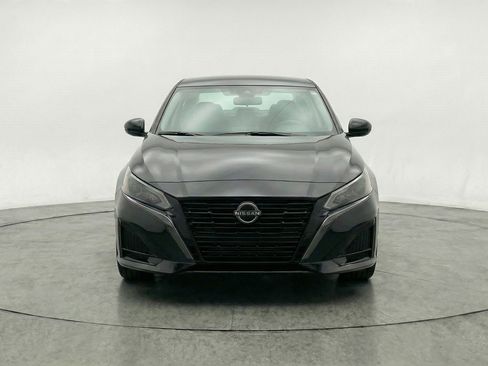 Used 2025 Nissan Altima 2.5 SV FWD image 2