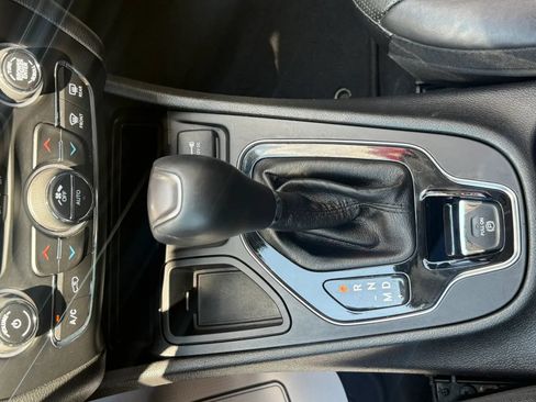 Used 2019 Jeep Cherokee Limited FWD image 18