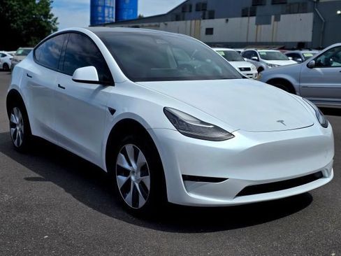 Used 2023 Tesla Model Y Long Range AWD/4WD image 1