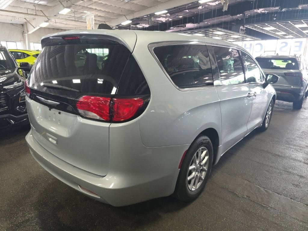 Used 2023 Chrysler Voyager LX FWD image 2