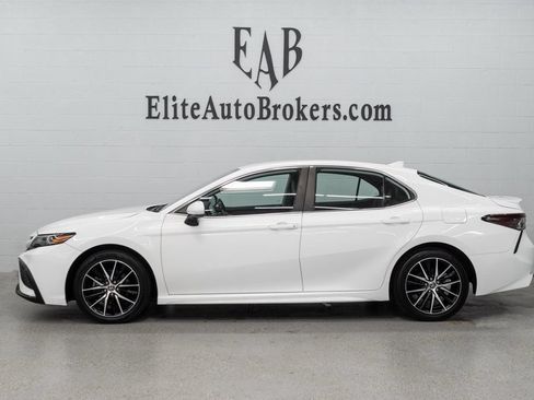 Used 2021 Toyota Camry SE FWD image 2