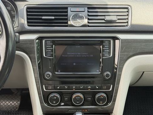 Used 2017 Volkswagen Passat 1.8T SE FWD image 17