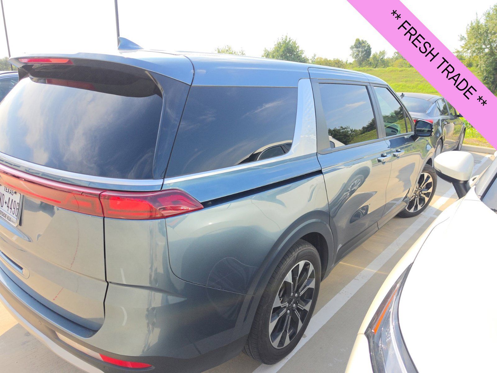 Used 2024 Kia Carnival EX FWD image 5