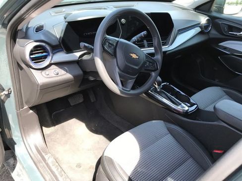 Certified 2025 Chevrolet Trax LT FWD image 4
