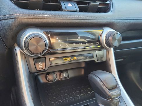 Used 2021 Toyota RAV4 LE image 27