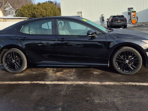 Used 2025 Toyota Camry SE w/ Convenience Package image 4