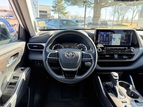 Used 2022 Toyota Highlander Platinum image 2