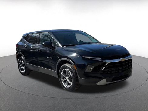 Used 2025 Chevrolet Blazer LT image 3