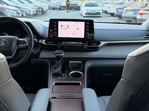 Used 2022 Toyota Sienna XLE image 25