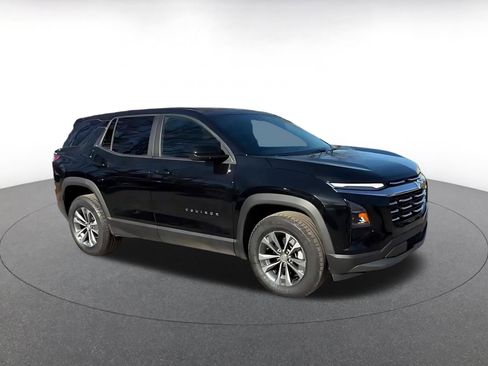 Used 2025 Chevrolet Equinox LT image 2