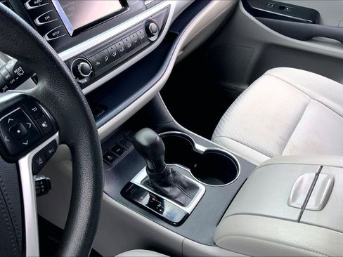 Used 2019 Toyota Highlander LE FWD image 16