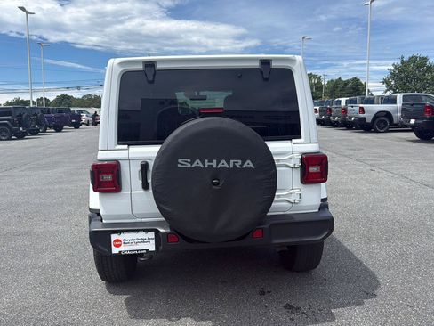 Used 2022 Jeep Wrangler Unlimited Sahara w/ LED Lighting Group AWD/4WD image 5