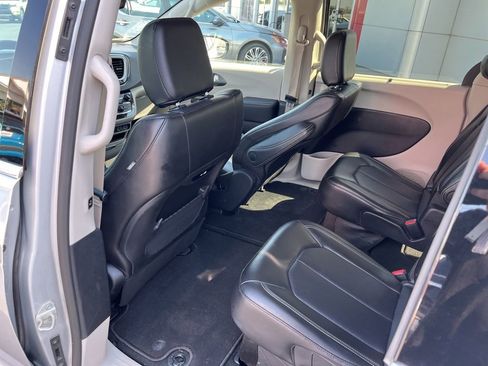 Used 2024 Chrysler Pacifica Touring-L FWD image 23