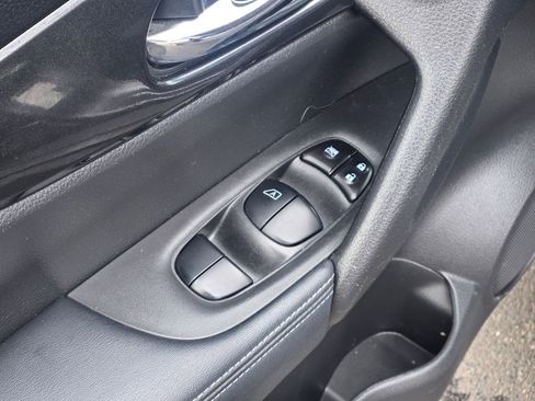 Used 2019 Nissan Rogue SV image 20