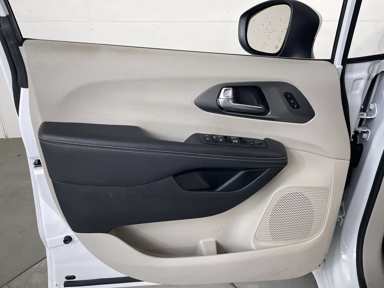 Used 2023 Chrysler Pacifica Touring-L FWD image 11