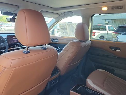 New 2026 Nissan Pathfinder Platinum FWD image 12