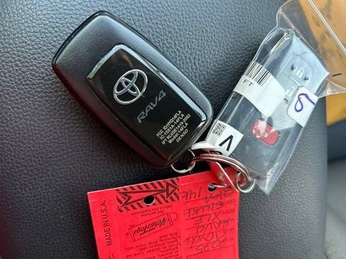 Used 2025 Toyota RAV4 XLE AWD/4WD image 19
