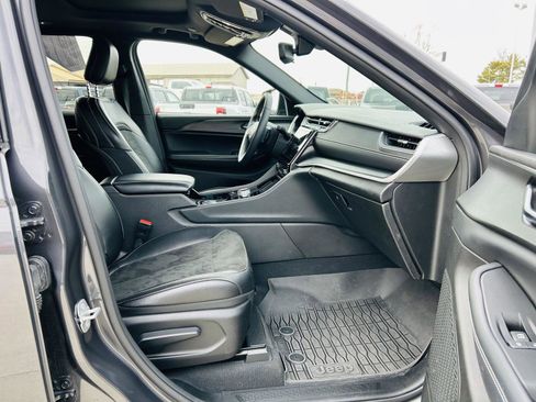 Used 2023 Jeep Grand Cherokee Altitude image 32