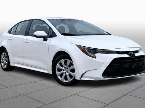 Used 2025 Toyota Corolla LE image 2