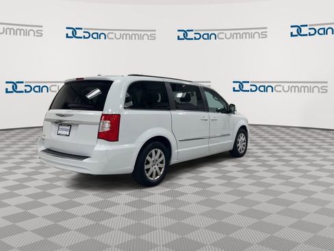 Used 2016 Chrysler Town & Country Touring FWD image 8