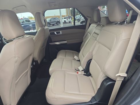 Used 2022 Ford Explorer XLT image 16