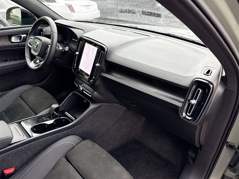 Used 2023 Volvo XC40 Recharge Plus image 34