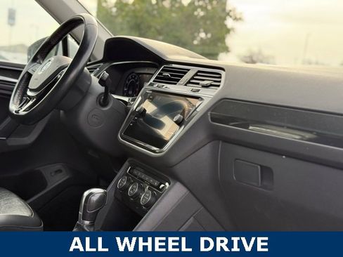 Used 2018 Volkswagen Tiguan SEL Premium image 21