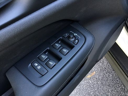 Certified 2025 Volvo V60 B5 Cross Country Plus image 15