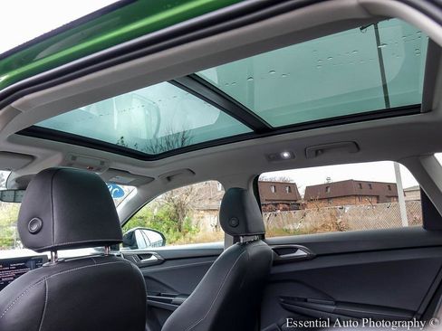 Used 2025 Volkswagen Taos SE image 12