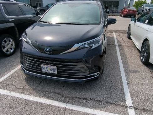 Used 2022 Toyota Sienna Platinum AWD/4WD image 3